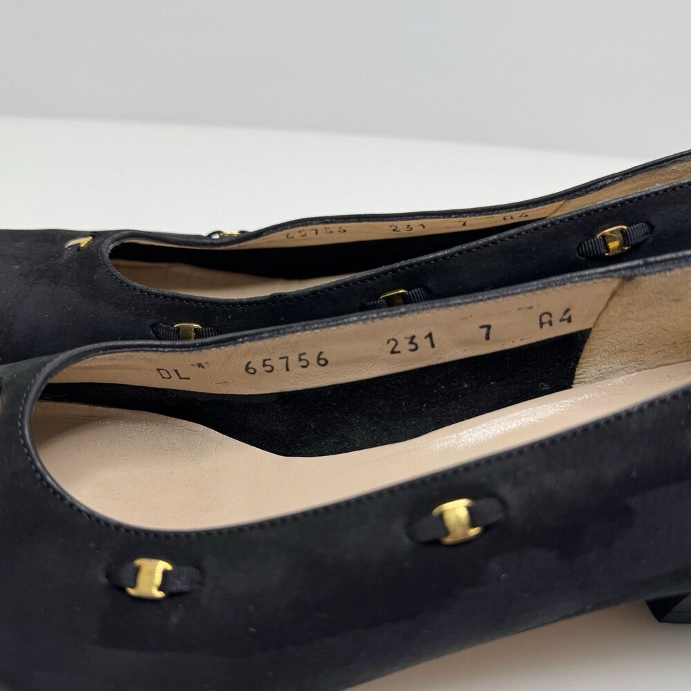 SALVATORE FERRAGAMO Black Nubuck Gold Hardware Pump Heels Size 7 AAAA 4A Narrow - Picture 6 of 12